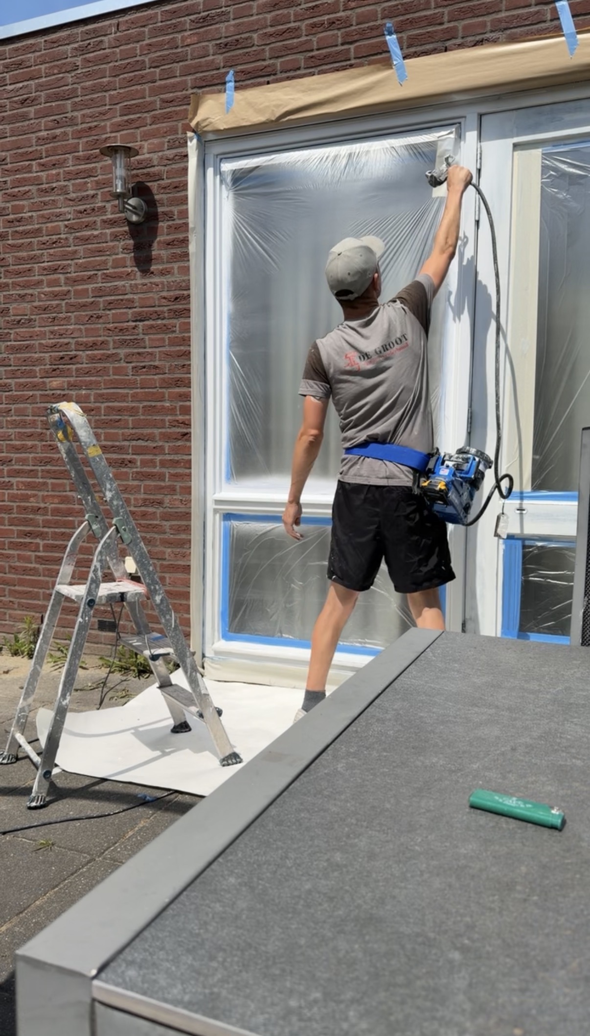 Airless schilderen van een groot buitenkozijn