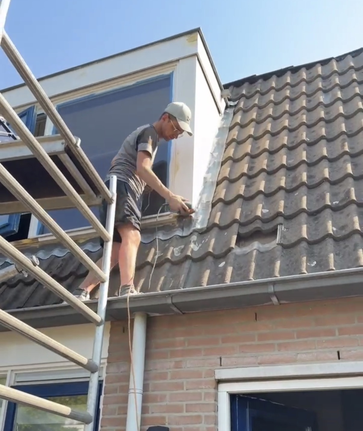 Vakman schildert het houtwerk van een dakkapel