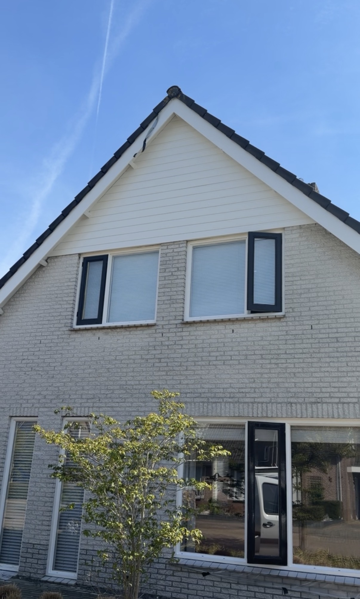 Woning met geschilderde gevel en kozijnen