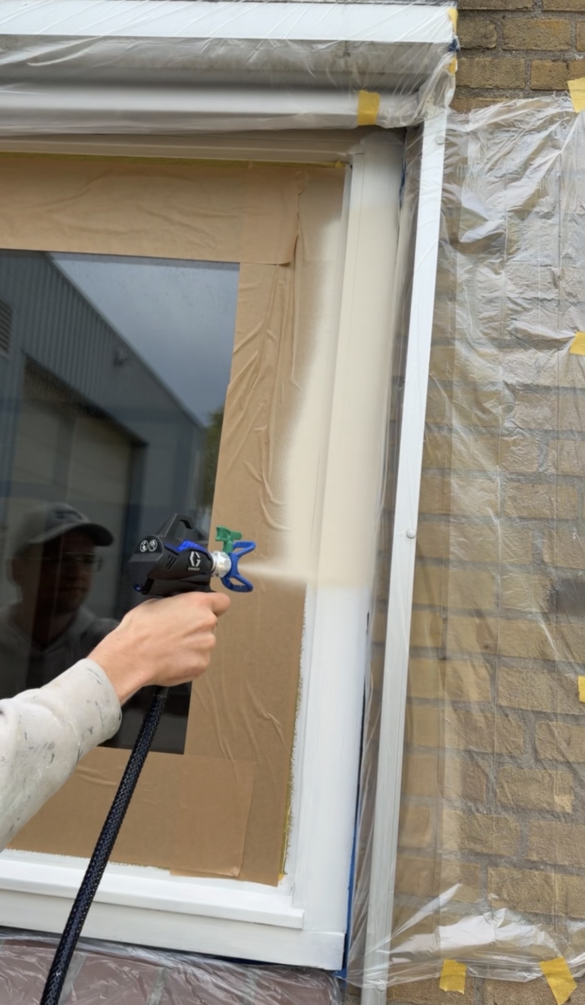 Airless spuitwerk aan een buitenkozijn