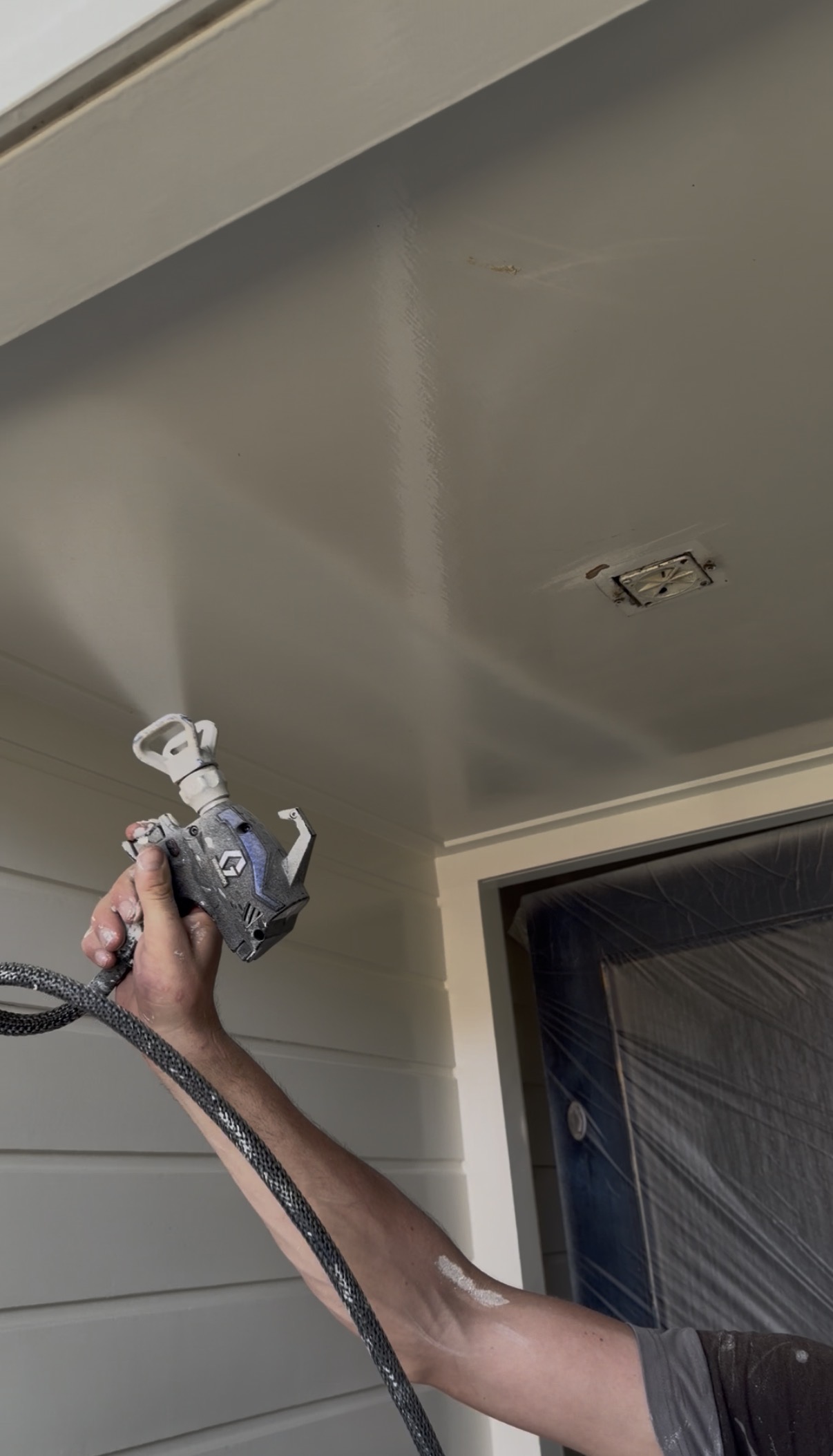 Strak gespoten plafond en houtwerk