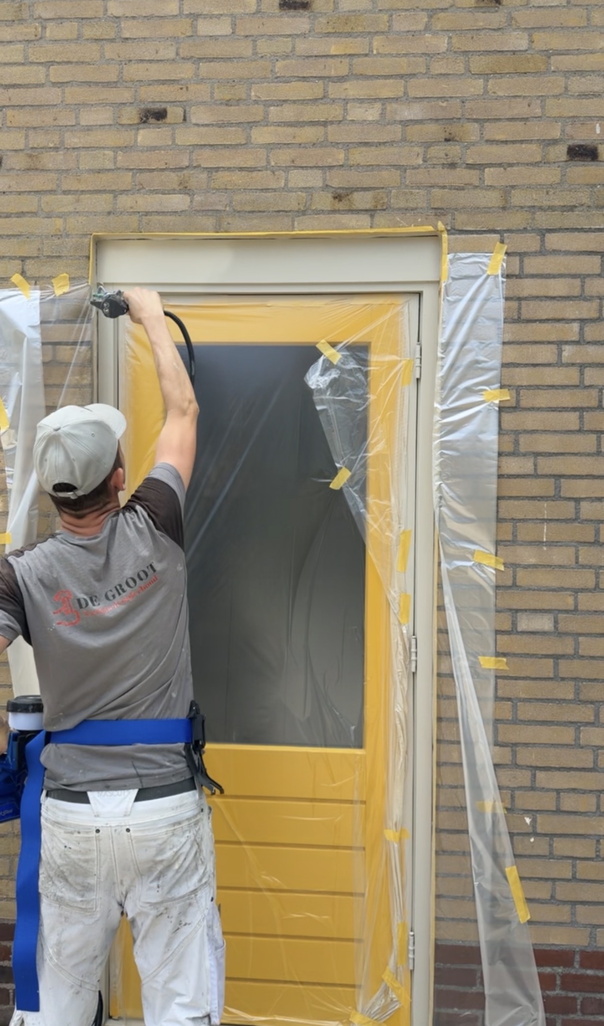 Airless schilderwerk aan een voordeur